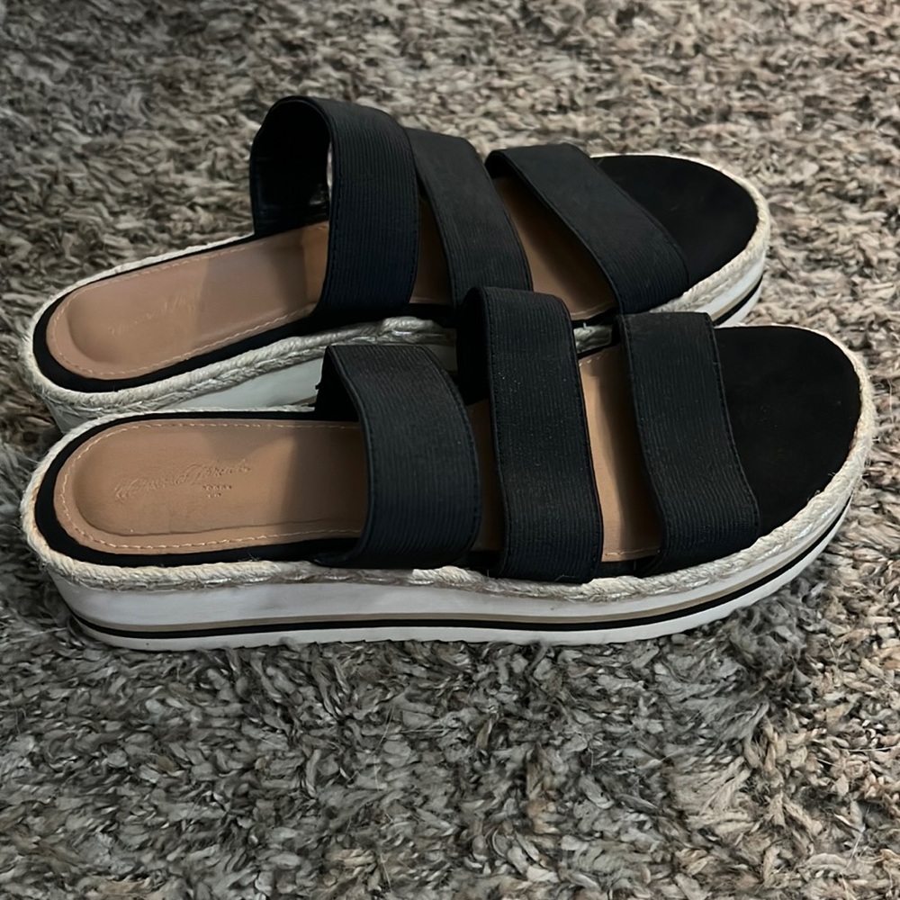 Universal thread sandals